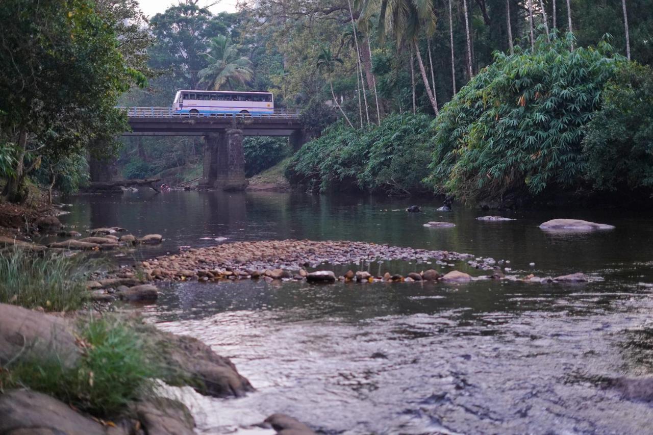 Athirapilly On The Rocks Hotell Athirappilly Eksteriør bilde