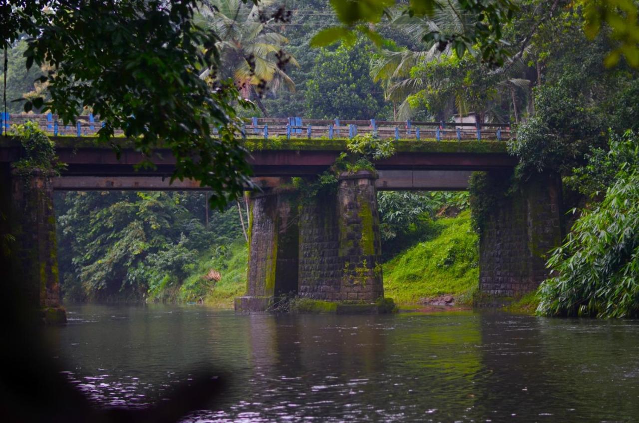 Athirapilly On The Rocks Hotell Athirappilly Eksteriør bilde